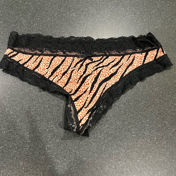 Victoria’s Secret Animal Print Lace Trim Thong Size Medium - Picture 1 of 3